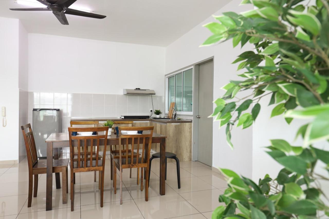 Cozy 3-Bedroom Condo With Pool - Seri Kembangan Exteriér fotografie