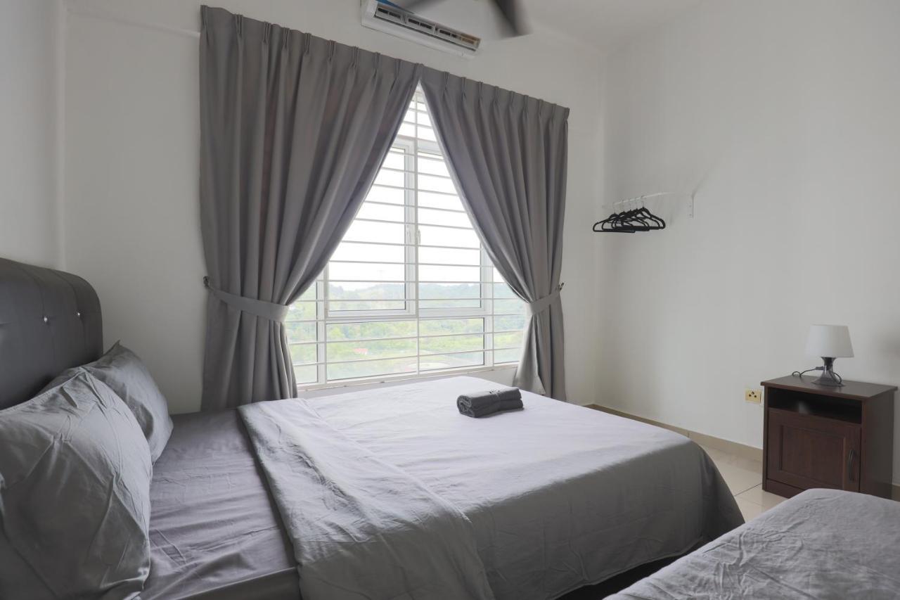 Cozy 3-Bedroom Condo With Pool - Seri Kembangan Exteriér fotografie