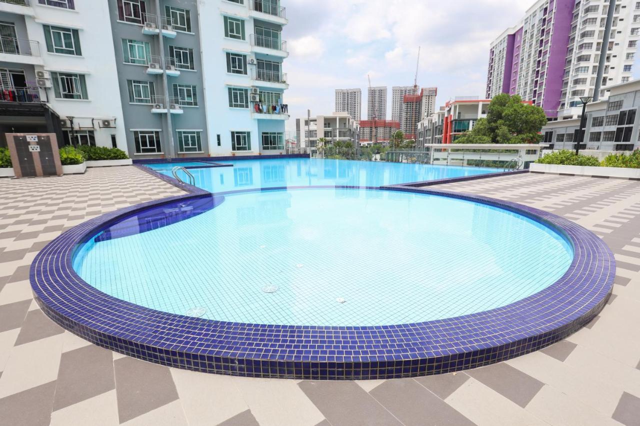 Cozy 3-Bedroom Condo With Pool - Seri Kembangan Exteriér fotografie